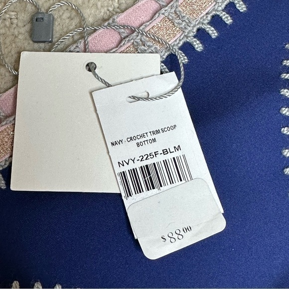 NWT Platinum Navy Crochet Trim Scoop Bottom - Picture 3 of 3